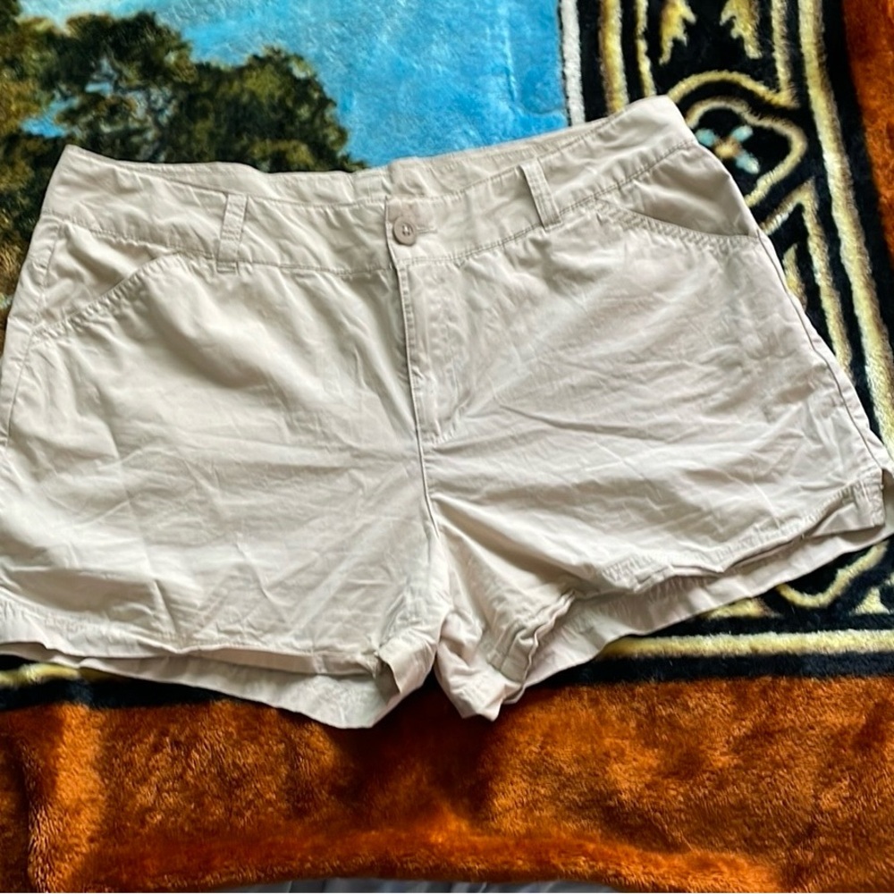 Columbia Women's Cream Shorts